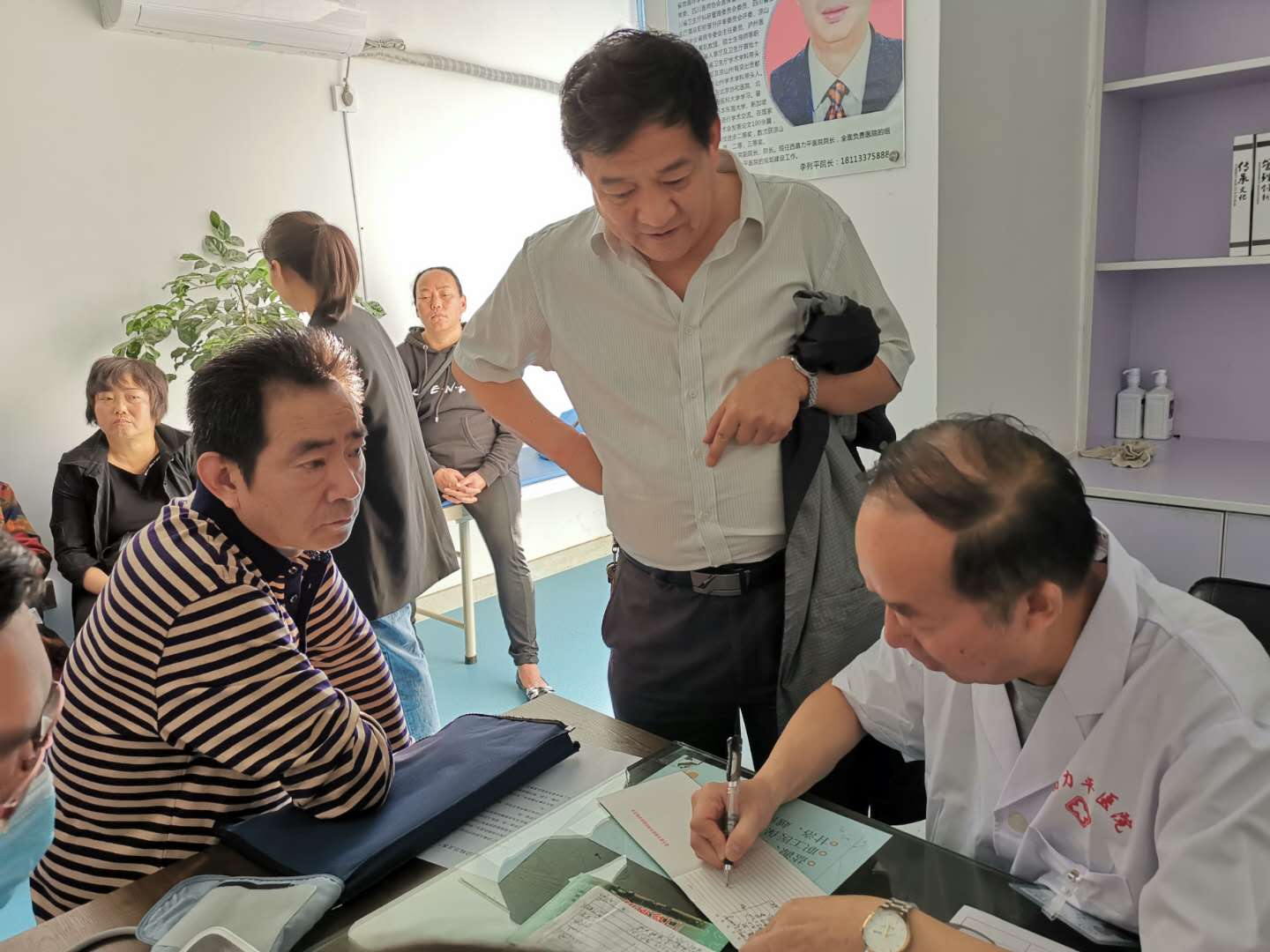 热烈欢迎李列平院长到我院坐诊